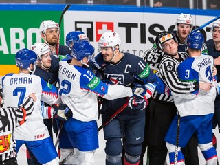Hromadná šarvátka po zákroku Briana Boyla v zápase Slovensko - USA na MS v hokeji 2021.