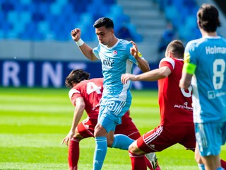 Hráči Slovana Bratislava a Dukly Banská Bystrica.