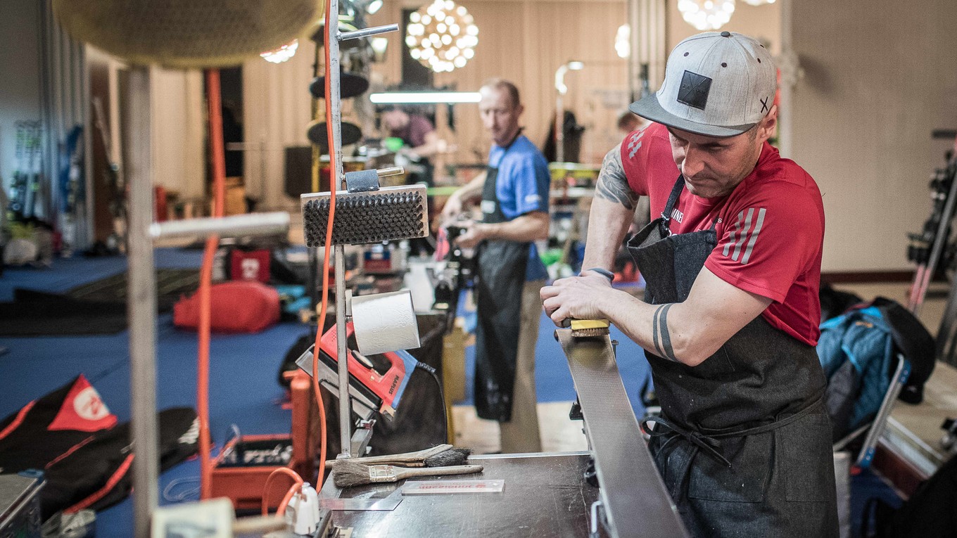 Matteo Baldissarutti (vpravo) pri príprave lyží pre Petru Vlhovú.