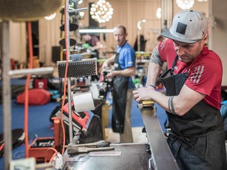 Matteo Baldissarutti (vpravo) pri príprave lyží pre Petru Vlhovú.