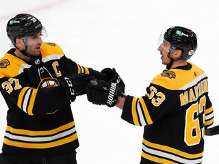 Patrice Bergeron (vľavo) a Brad Marchand z Boston Bruins.