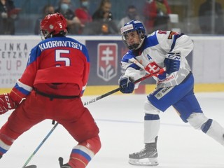 Filip Mešár vo finále Hlinka Gretzky Cup proti Rusom.