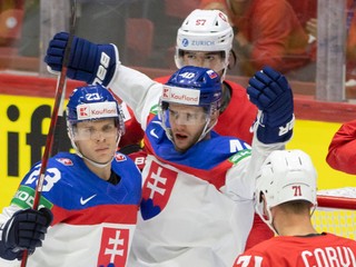 Miloš Roman a Adam Liška (vľavo) sa tešia z gólu v zápase proti Švajčiarsku. 