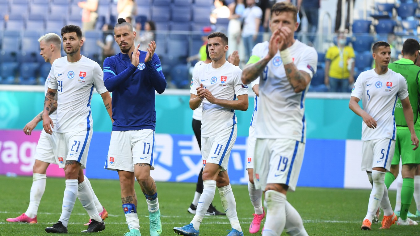 Slovenskí futbalisti po prehre v zápase Slovensko - Švédsko na ME vo futbale (EURO 2020 / 2021).