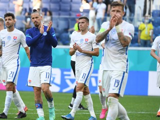 Slovenskí futbalisti po prehre v zápase Slovensko - Švédsko na ME vo futbale (EURO 2020 / 2021).