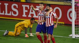 Srbský útočník Ivan Šaponjič (vľavo) a Diego Costa ešte v drese Atlética Madrid.