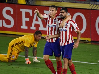 Srbský útočník Ivan Šaponjič (vľavo) a Diego Costa ešte v drese Atlética Madrid.