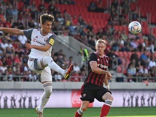 Matej Oravec (vľavo) a Roman Procházka v zápase FC Spartak Trnava a FK Železiarne Podbrezová.