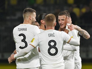 Radosť futbalistov FC Spartak Trnava po strelenom góle.
