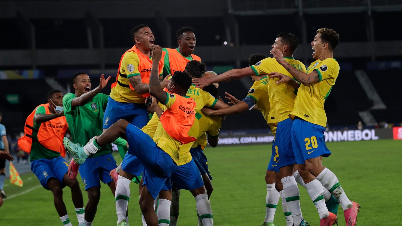 Casemiro sa teší so svojimi spoluhráčmi po strelenom góle v zápase Brazília - Kolumbia na Copa América 2021.