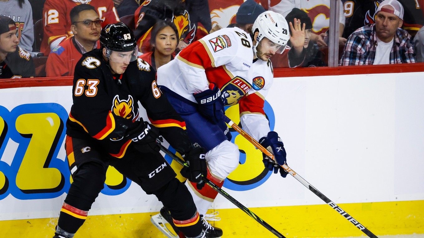 Adam Ružička v súboji s Joshom Mahurom (vpravo).