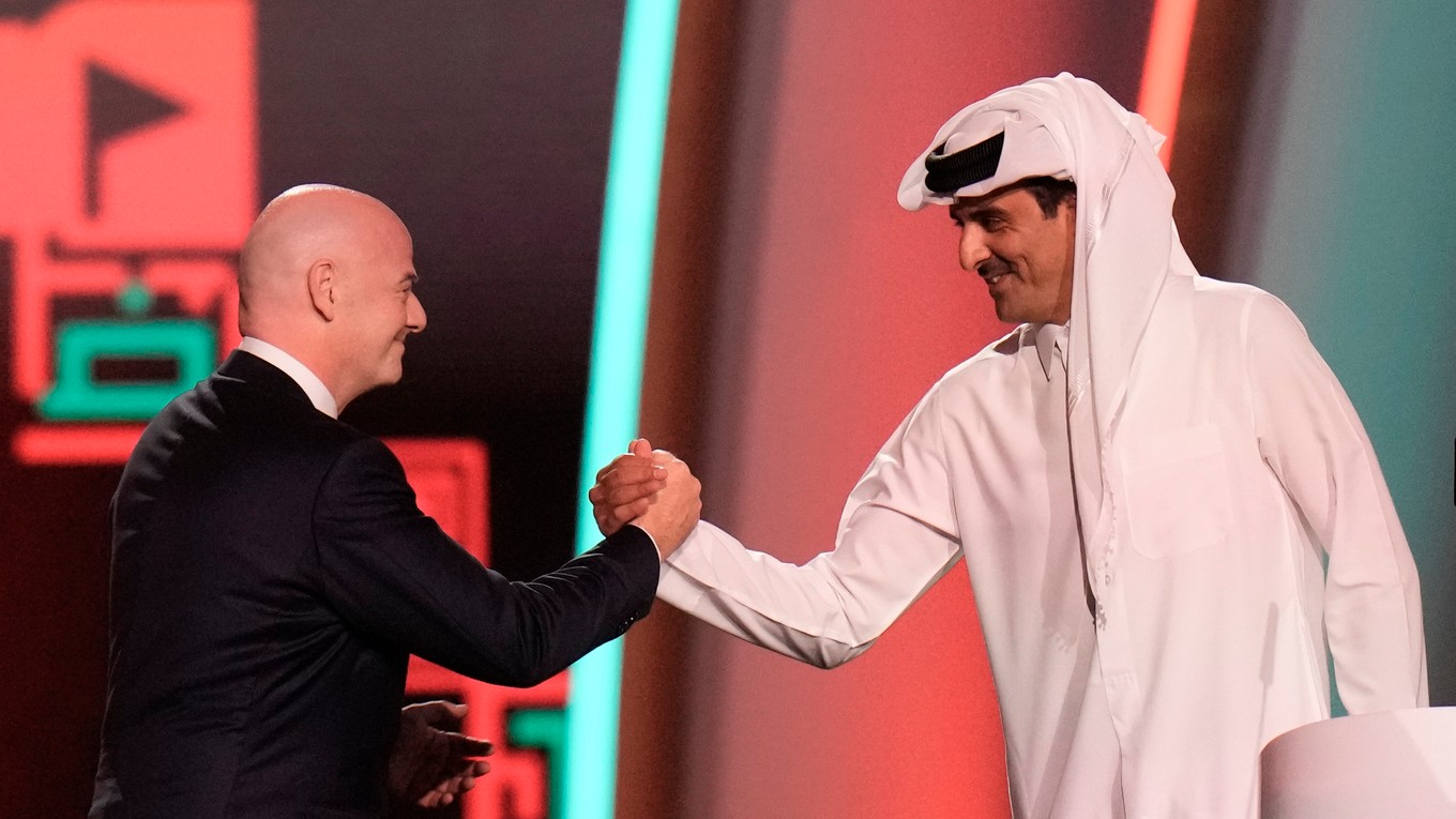 Prezident FIFA Gianni Infantino a katarský šejk Tamim bin Hamad Al Thání.