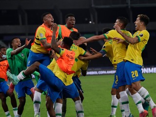 Casemiro sa teší so svojimi spoluhráčmi po strelenom góle v zápase Brazília - Kolumbia na Copa América 2021.