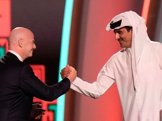 Prezident FIFA Gianni Infantino a katarský šejk Tamim bin Hamad Al Thání.
