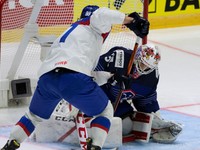 Pavol Regenda strieľa gól v zápase Slovensko - Francúzsko na MS v hokeji 2022.