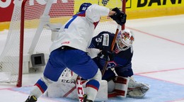 Pavol Regenda strieľa gól v zápase Slovensko - Francúzsko na MS v hokeji 2022.