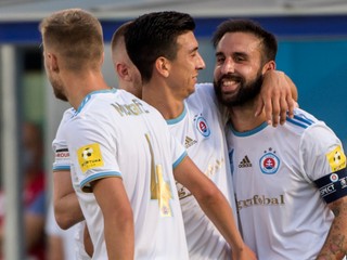 Vernon a Nono (Slovan Bratislava) sa tešia z gólu.