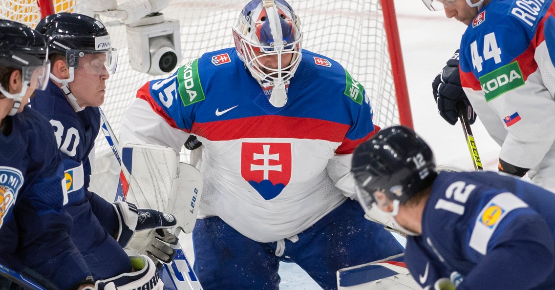 Do prípravy na MS sa nezapojí ani  brankár Adam Húska (na snímke v zápase Slovensko - Fínsko vo štvrťfinále MS v hokeji 2022.)