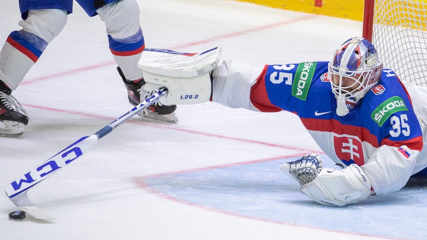 Slovenský brankár Adam Húska počas MS v hokeji 2022. 