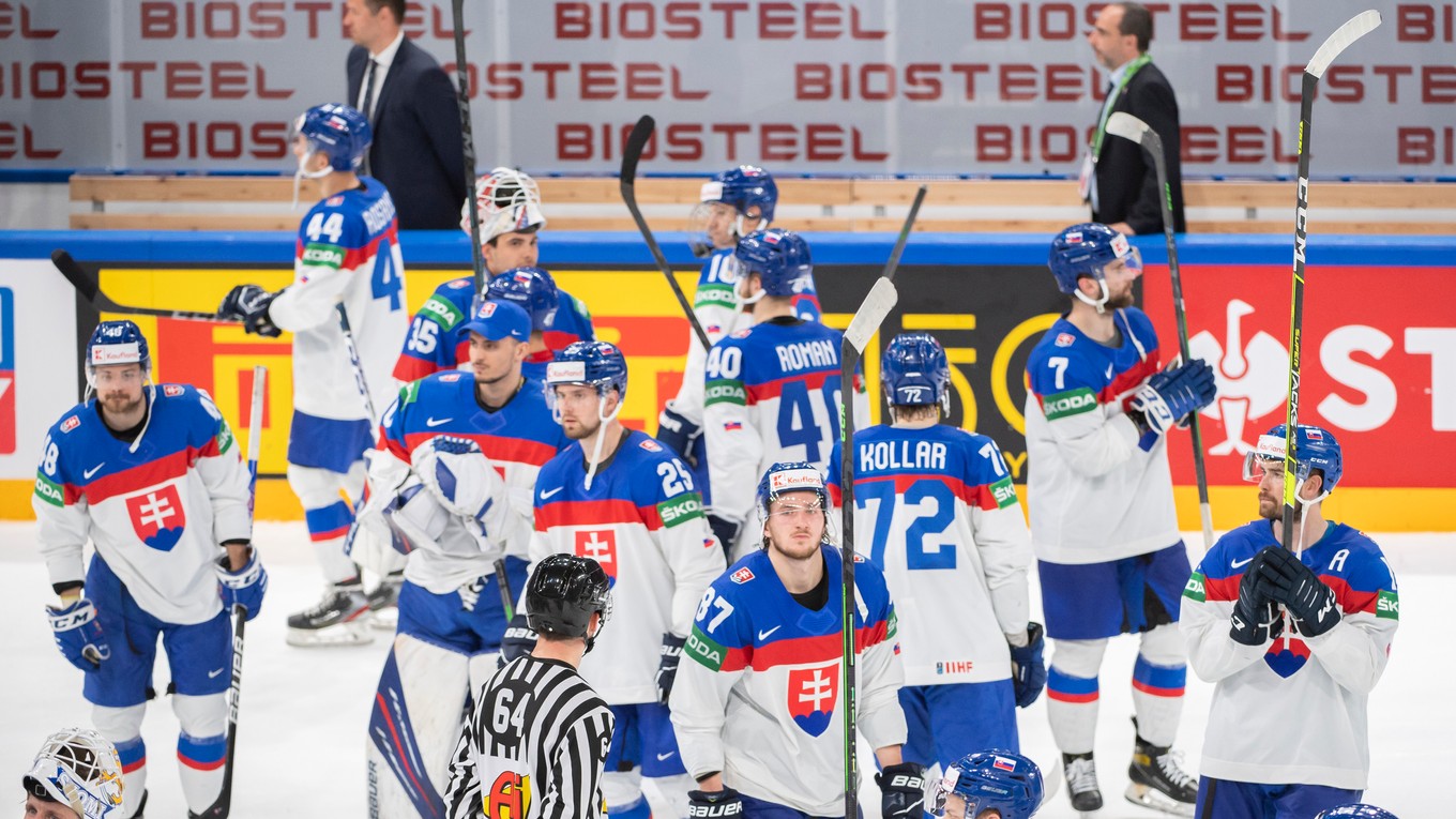 Slovenskí hokejisti po štvrťfinále MS v hokeji 2022.