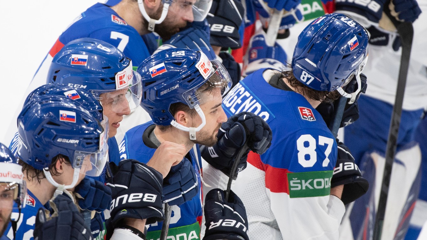 Slovenskí hokejisti po zápase Slovensko - Fínsko vo štvrťfinále MS v hokeji 2022.