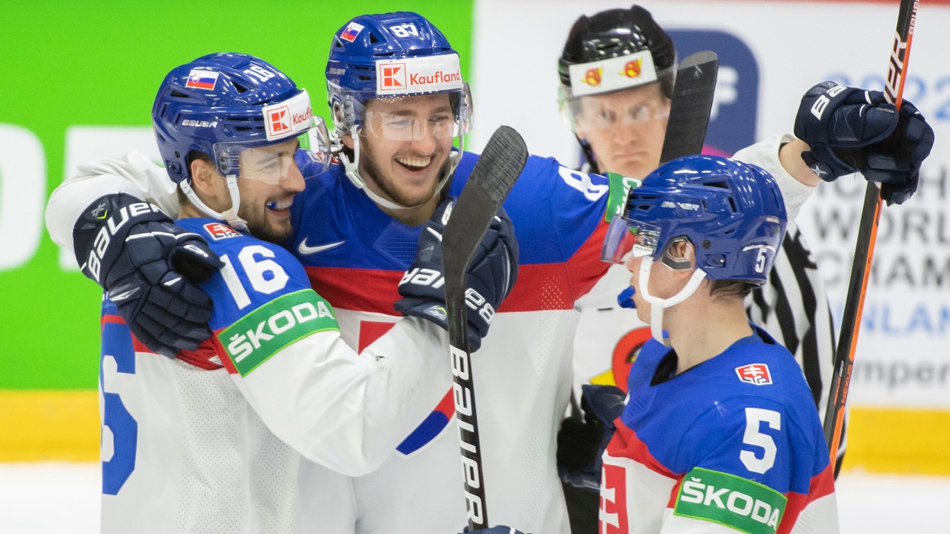 Slovenskí hokejisti sa tešia po strelenom góle v zápase Slovensko - Dánsko na MS v hokeji 2022.