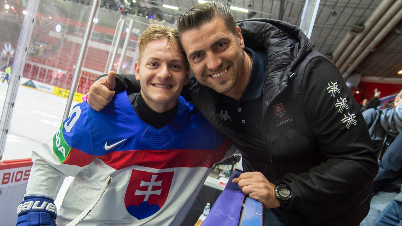Adam Sýkora s otcom Romanom v Helsinkách po zápase proti Taliansku.