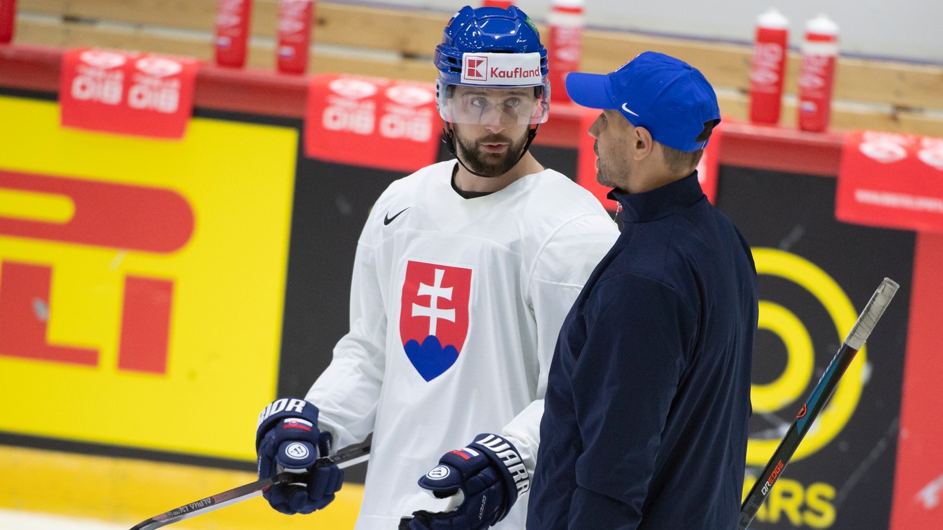 Tomáš Tatar a asistent trénera Ján Pardavý počas tréningu pred MS v hokeji 2022.