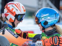 Petra Vlhová a jej rivalka Mikaela Shiffrinová počas pretekov v Semmeringu. 