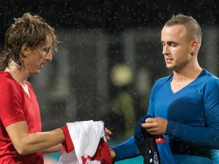 Stanislav Lobotka si vymieňa dres s Lukom Modričom.