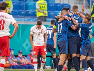 Slovenskí futbalisti sa tešia z výhry po zápase Slovensko - Poľsko na EURO 2020.