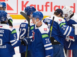 Slovenskí hokejisti po triumfe v kvalifikácii na ZOH Peking 2022.