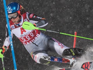Petra Vlhová počas nočného slalomu v rakúskom Flachau.