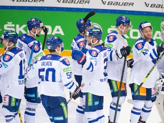 Slovenskí hokejisti sa tešia z výhry nad Nemeckom v príprave na MS v hokeji 2022.