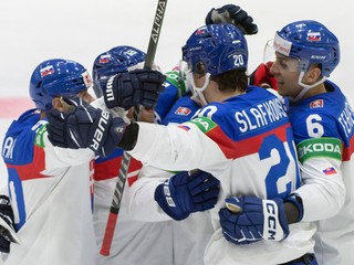 Hokejisti Slovenska sa tešia z gólu.
