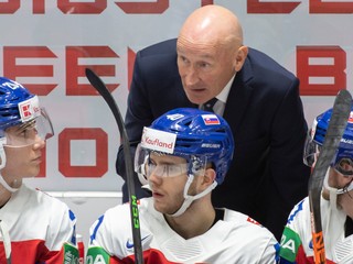 Juraj Slafkovský, Miloš Roman, Pavol Regenda a tréner Craig Ramsay na MS v hokeji 2022.