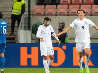 Renat Dadašov (vpravo) sa teší po strelenom góle v zápase Ligy národov Slovensko - Azerbajdžan.