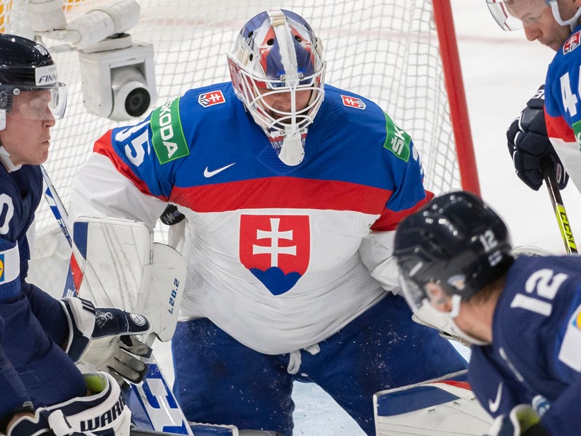Do prípravy na MS sa nezapojí ani  brankár Adam Húska (na snímke v zápase Slovensko - Fínsko vo štvrťfinále MS v hokeji 2022.)