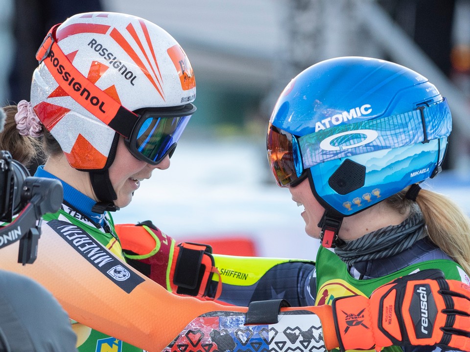 Petra Vlhová a jej rivalka Mikaela Shiffrinová počas pretekov v Semmeringu. 