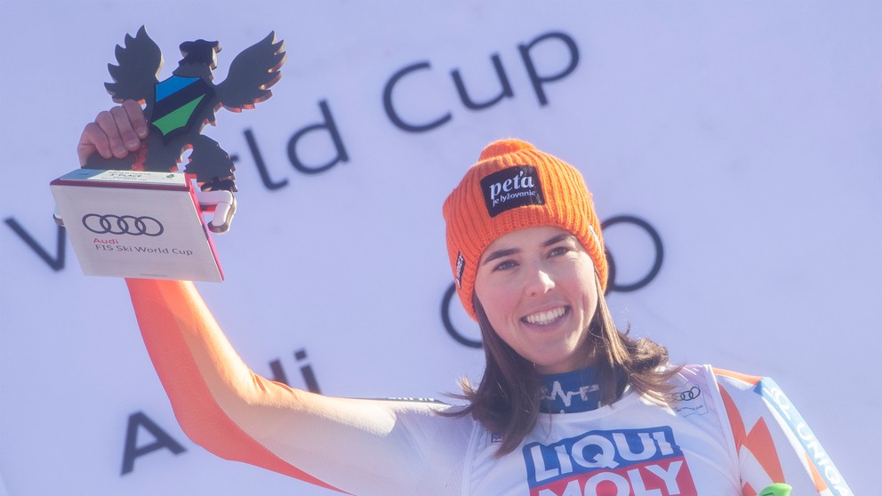 Petra Vlhová sa teší z tretieho miesta v obrovskom slalome v Sestriere. 
