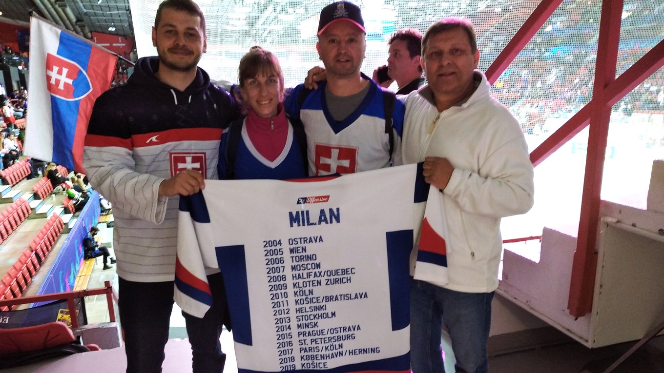 Fanúšik Milan (vpravo) s partiou kamarátov na MS v hokeji 2022 vo Fínsku.