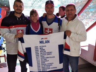 Fanúšik Milan (vpravo) s partiou kamarátov na MS v hokeji 2022 vo Fínsku.