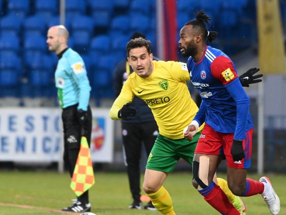 Elvis Sukisa Mashike v drese FK Senica.