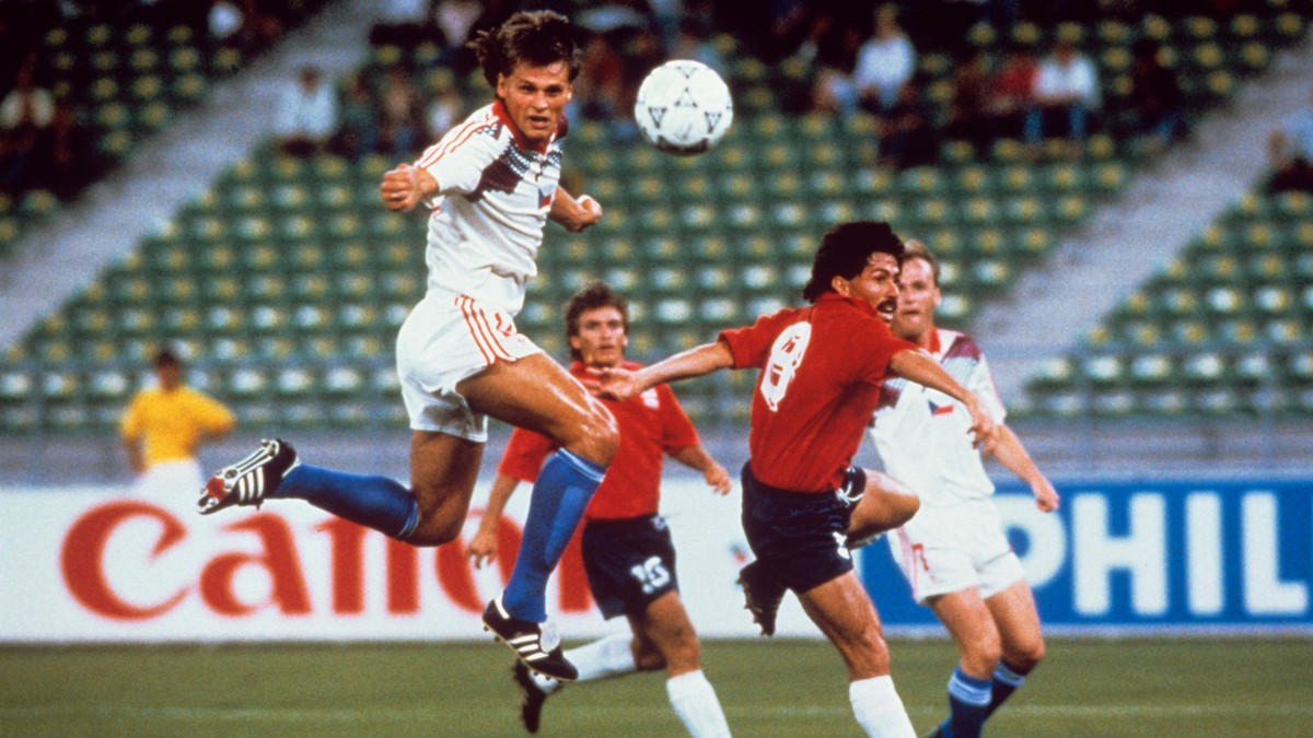 Tomáš Skuhravý strieľa tretí gól hlavou v zápase Československo - Kostarika na MS vo futbale 1990.