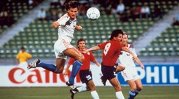 Tomáš Skuhravý strieľa tretí gól hlavou v zápase Československo - Kostarika na MS vo futbale 1990.