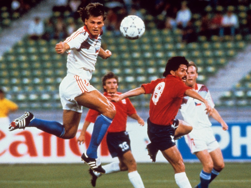 Tomáš Skuhravý strieľa tretí gól hlavou v zápase Československo - Kostarika na MS vo futbale 1990.
