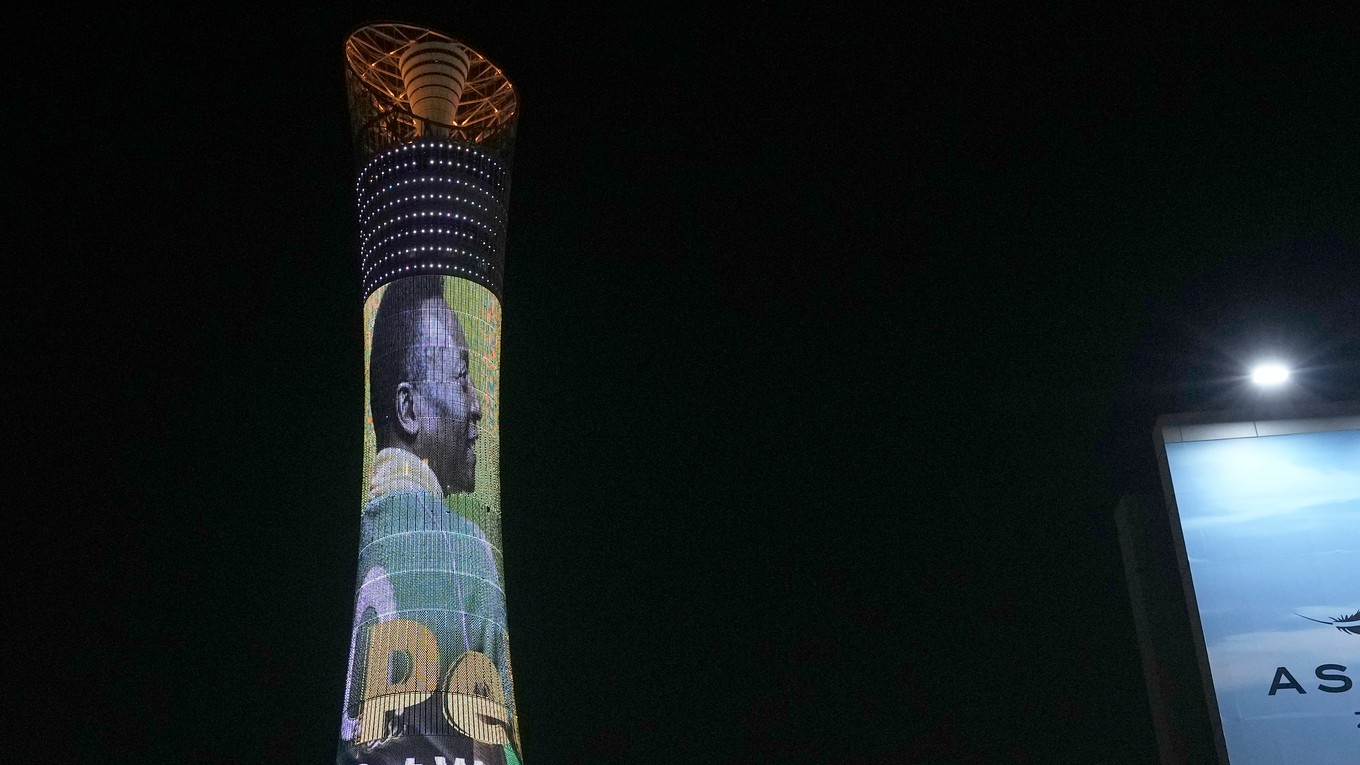 Vysvietený štadión na podporu Pelému v Katare.