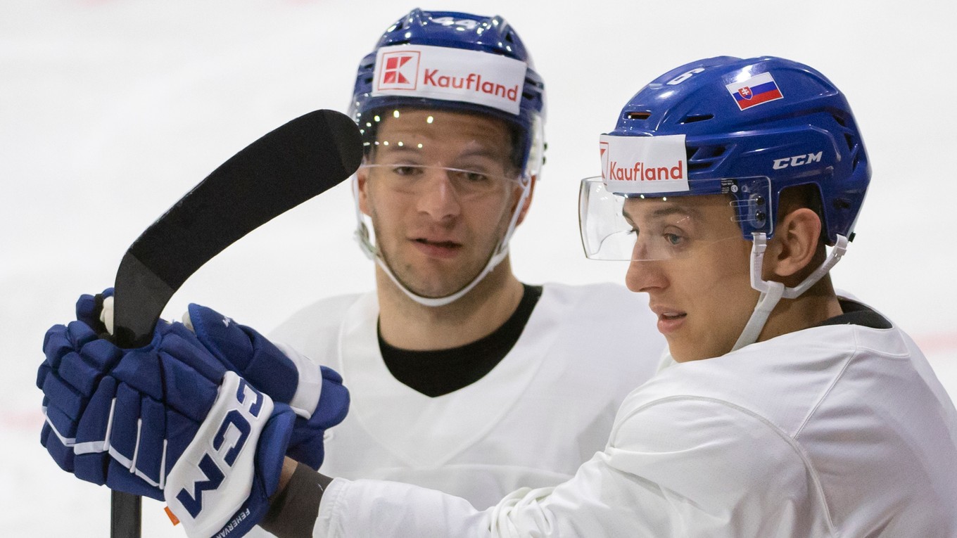 Martin Fehérváry (vpravo) a Mislav Rosandič počas tréningu na MS v hokeji 2022.