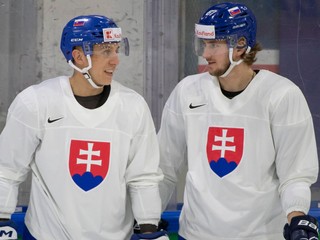 Slovenský obranca Martin Fehérváry (vľavo) na tréningu spolu s Pavlom Regendom.