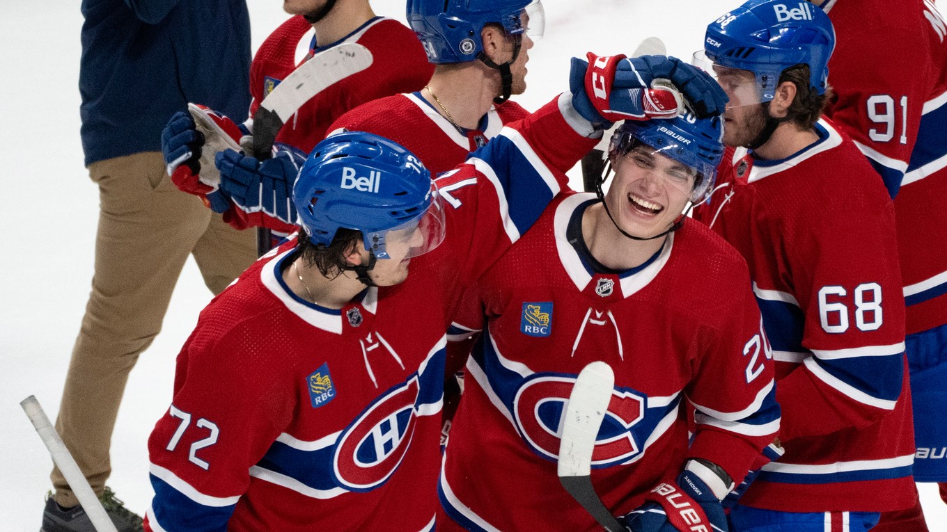 Juraj Slafkovský sa teší so spoluhráčmi z prvého gólu v NHL.